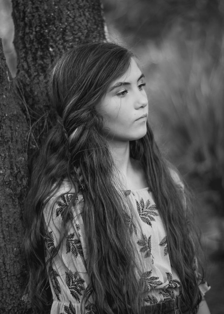 B&W_girl leaning on a tree