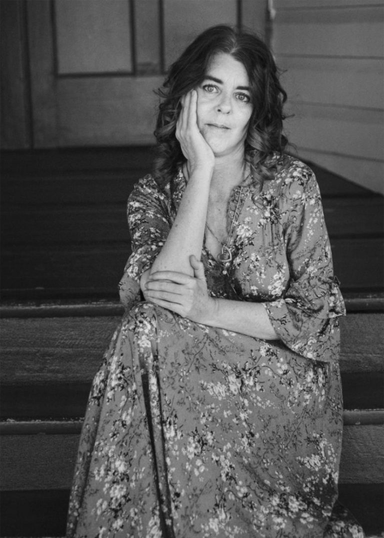 B&W_lady on step